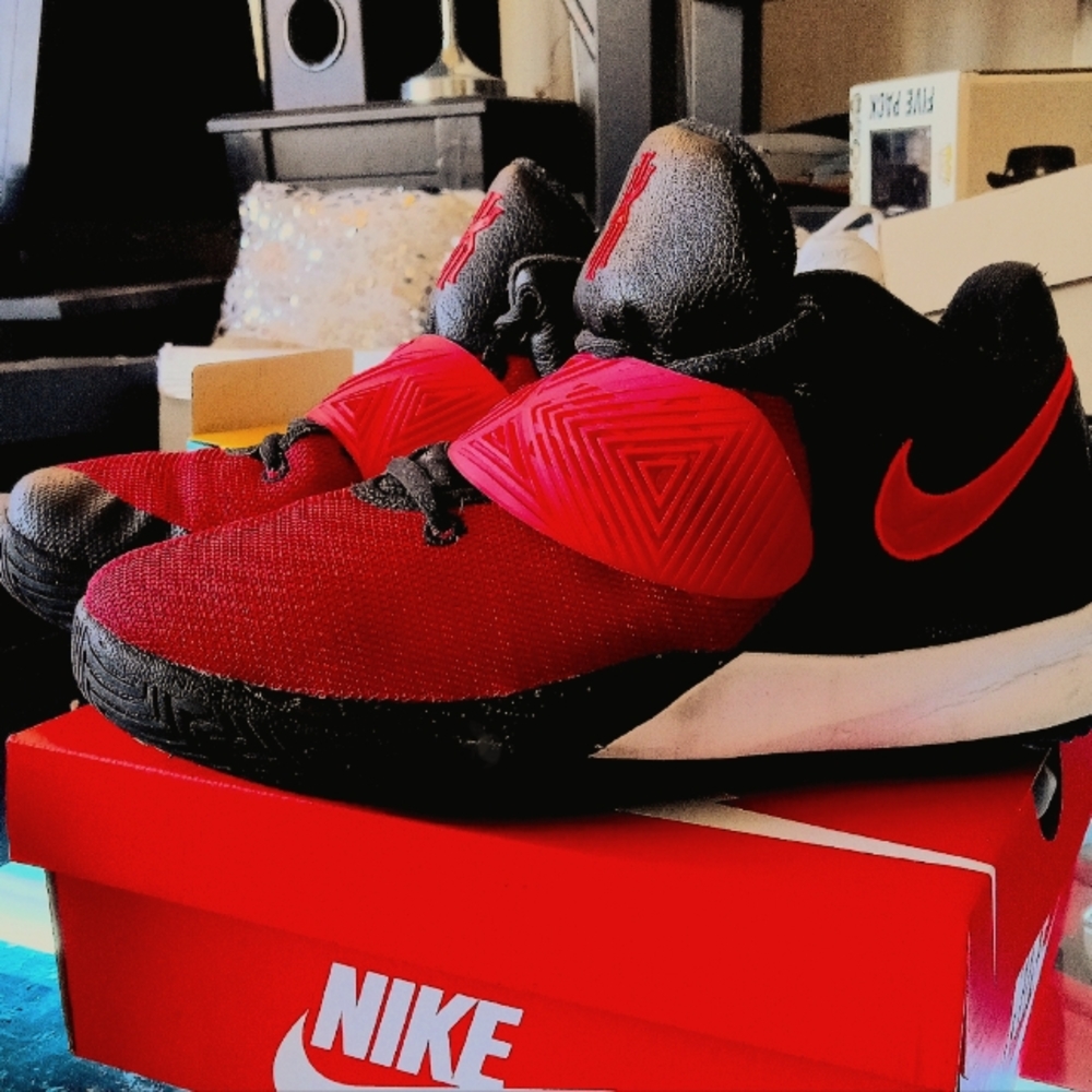 Nike Kyrie 7s university red